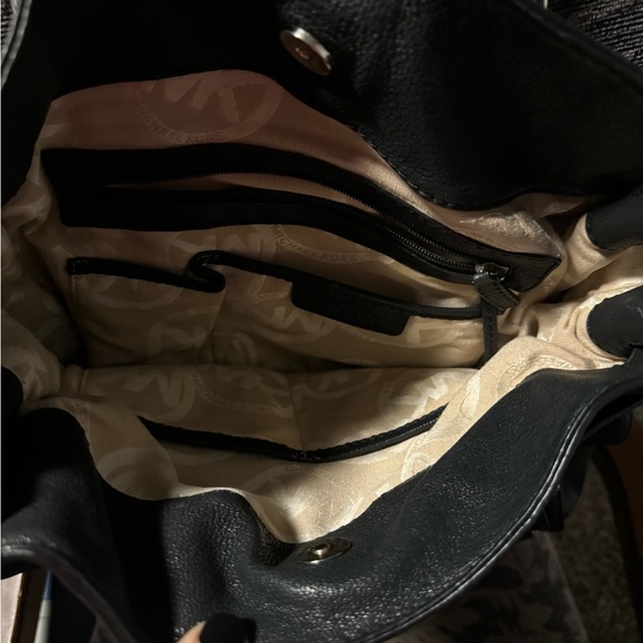 Beautiful black Michael Kors Large Hamilton bag with silver hardware. - Picture 6 of 6
